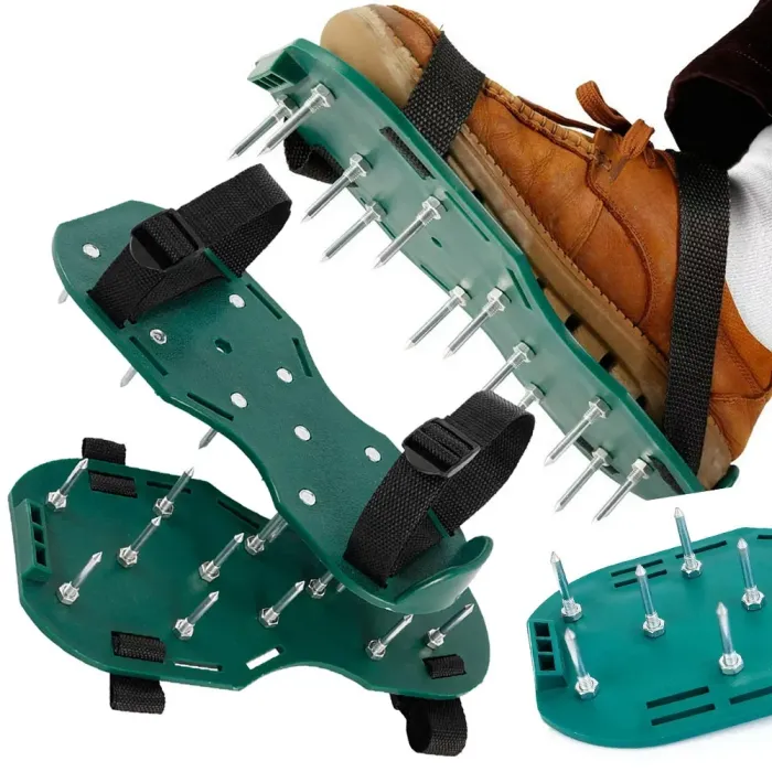 Rasenlüfter-Schuhe mit Spikes – einfach den Rasen belüften